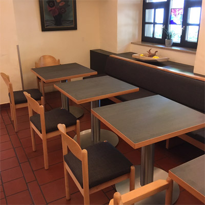 Restauranteinrichtung mit Tischen und Stühlen Objekteinrichtung