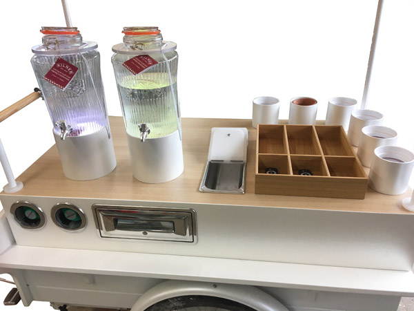 Mobiler Verkaufsstand Präsentationsstand autonomer Betrieb mit LED Leuchtpodest für Getränkespender