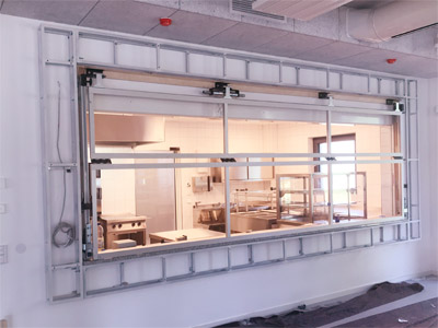 Klappladen mit Rahmen Einrichtung einer Mensa mit Klappladen für die Küche Objekteinrichtung