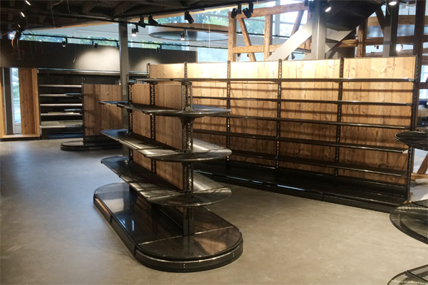 Objekteinrichtung Laden mit Ladenregalen Meter Elemente aus Metall mit Holzwand