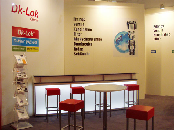 Messestand Look mit Leuchttheke Lindau, Barhocker Birte, Loungeserie Luzern