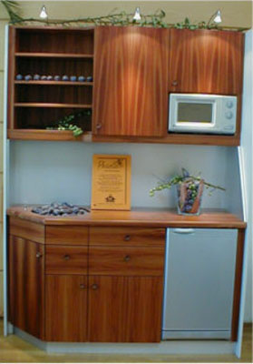Miniküche Luxus Mit Kühlschrank, Mikrowelle, Schubladen und Hängeschrank