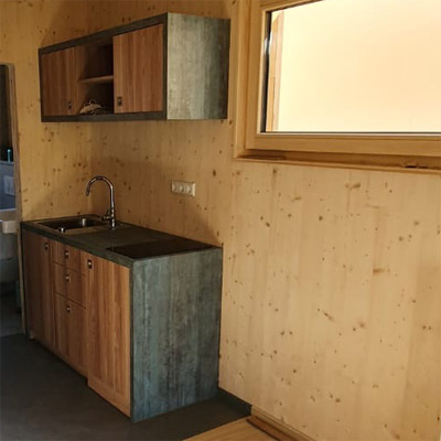 Miniküche Zimmerservic mit Cerankochfeld, Spüle, Kühlschrank, Schubladen und optionalem Hängeschrank