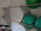 Objekteinrichtung Fitnessstudio mit Empfangstheken, Glasschiebetüren, Spinden, Schränken, Spiegelwand, Ballaufbewahrung