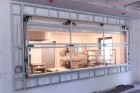 Klappladen mit Rahmen Einrichtung einer Mensa mit Klappladen für die Küche Objekteinrichtung